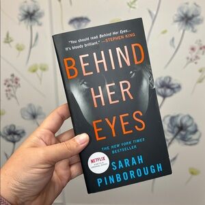 Behind Her Eyes Book by Sarah Pinborough paperback